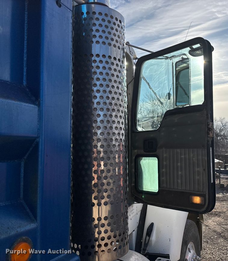 image for item OE9378 2006 Kenworth T8 Series dump truck