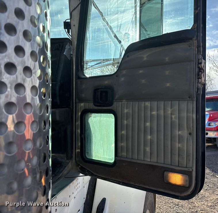 image for item OE9378 2006 Kenworth T8 Series dump truck