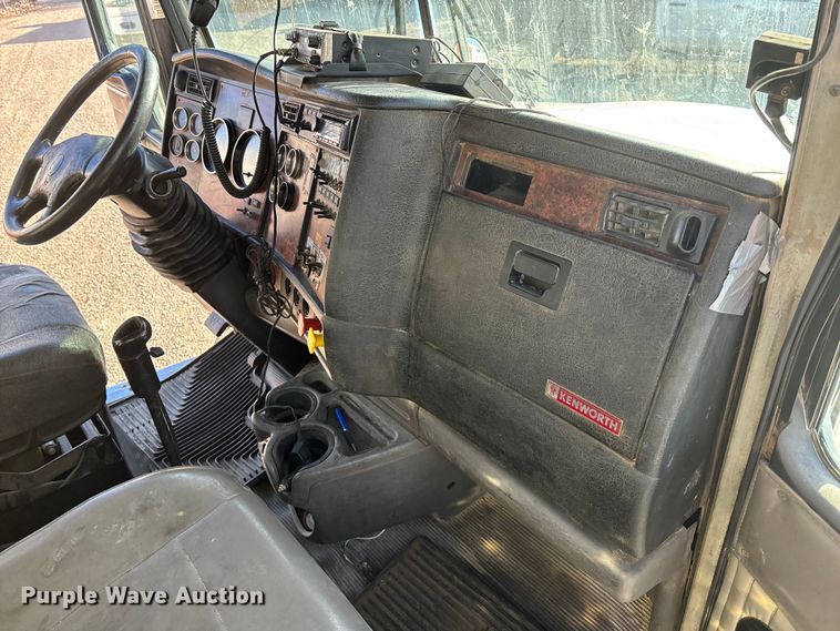 image for item OE9378 2006 Kenworth T8 Series dump truck