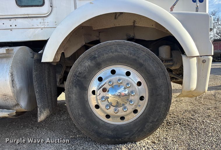 image for item OE9378 2006 Kenworth T8 Series dump truck