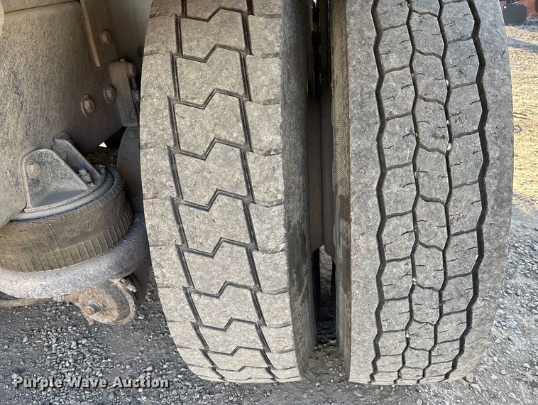 image for item OE9378 2006 Kenworth T8 Series dump truck