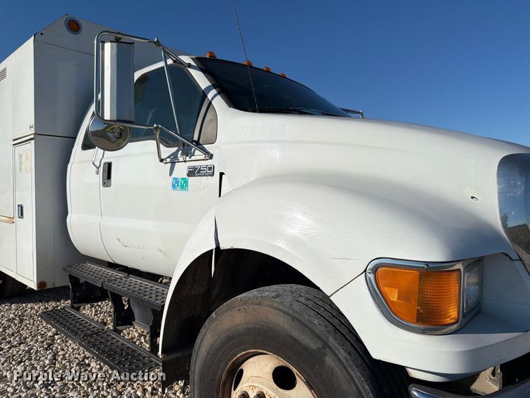 image for item YA1478 2011 Ford F750 Super Duty chipper truck