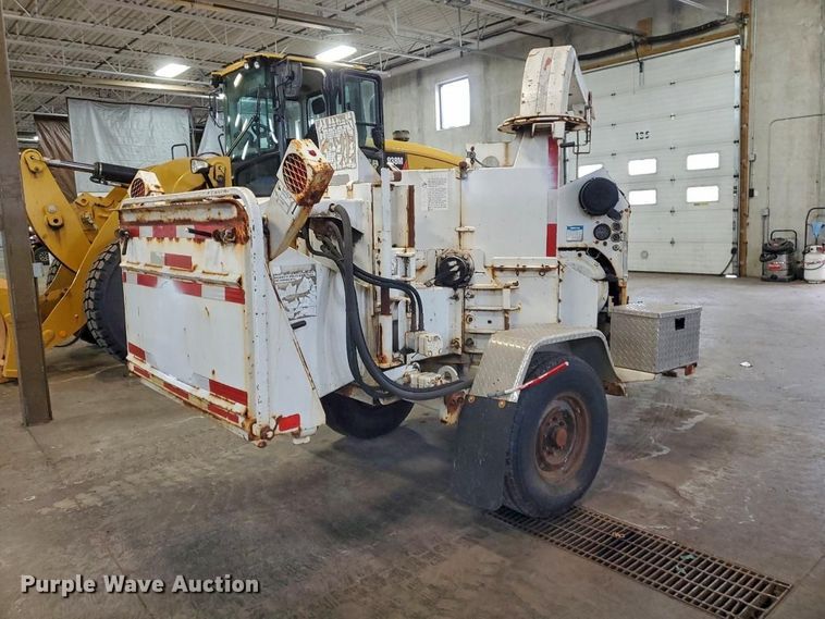 image for item YA1594 2004 Bandit 200 wood chipper