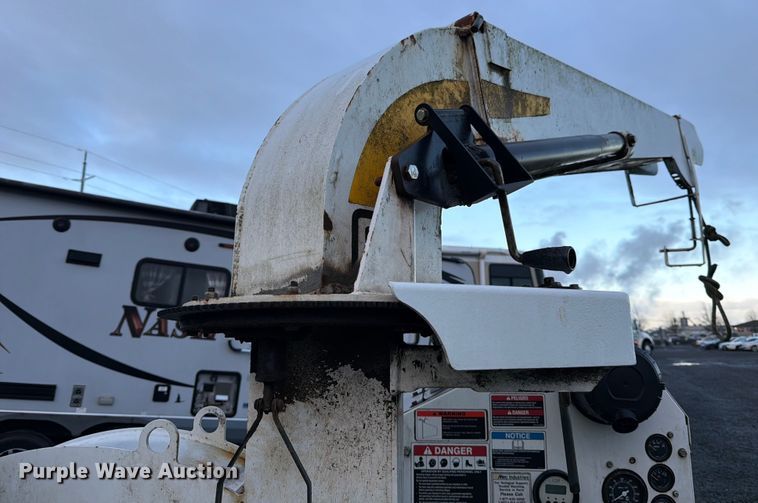 image for item YA1800 2013 Altec DC912A wood chipper