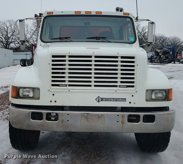 image for item YA1841 2002 International  4900 dump truck