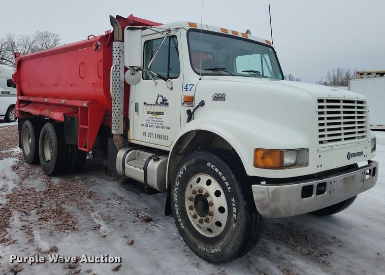image for item YA1841 2002 International  4900 dump truck
