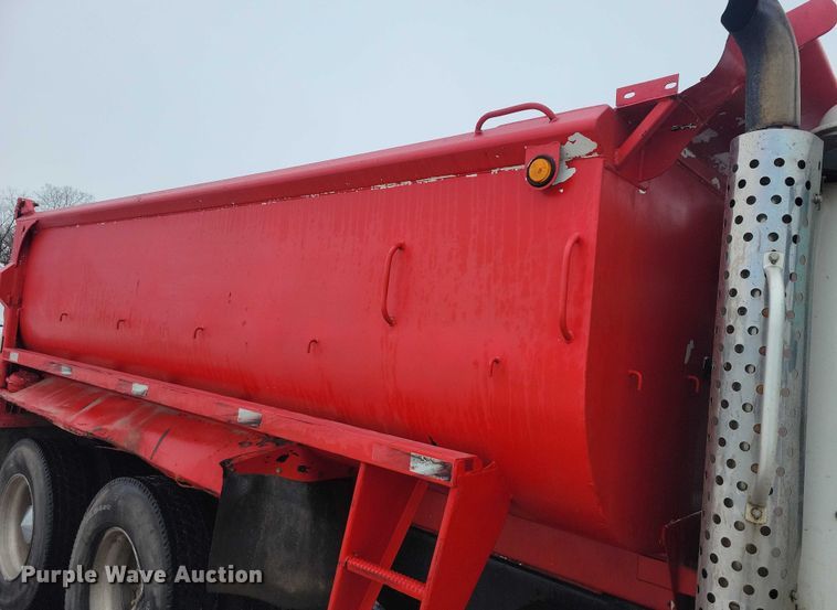 image for item YA1841 2002 International  4900 dump truck