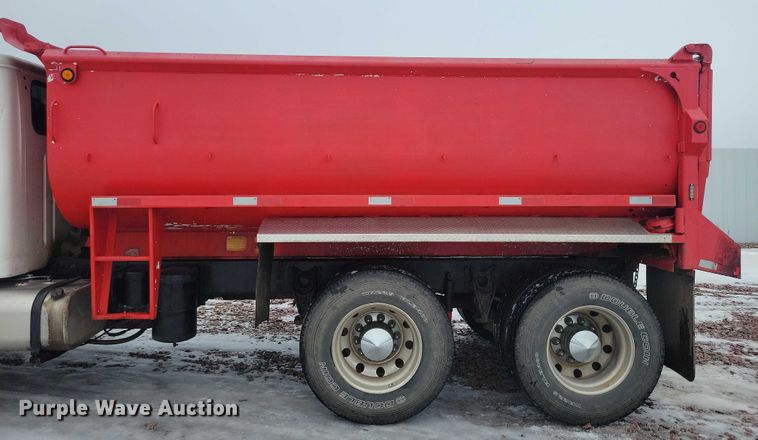 image for item YA1841 2002 International  4900 dump truck