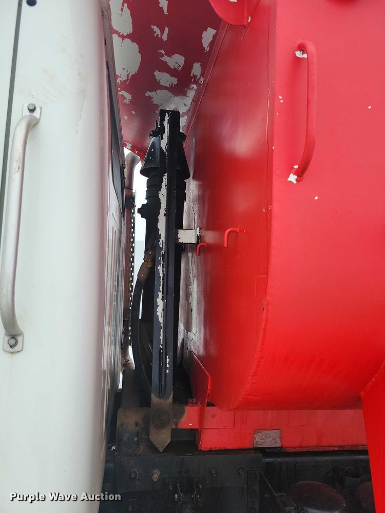 image for item YA1841 2002 International  4900 dump truck