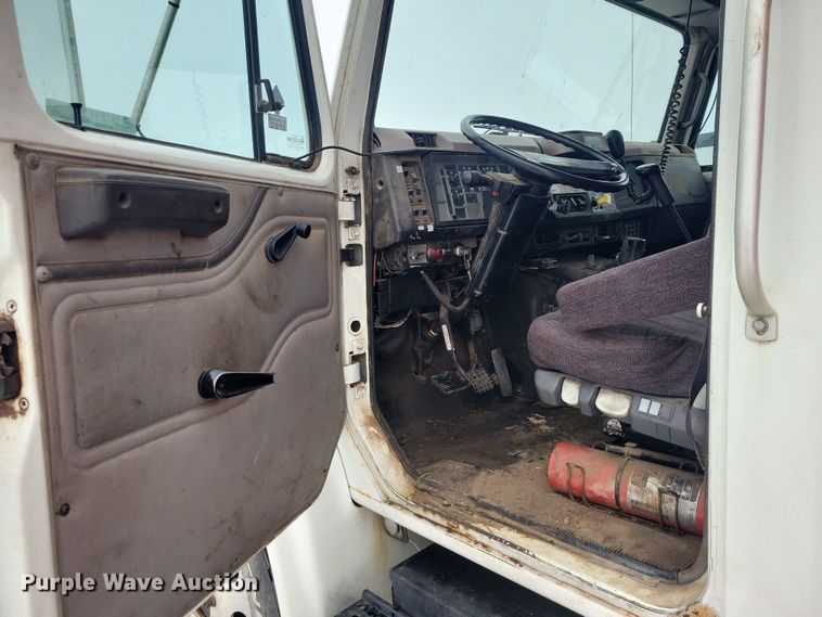 image for item YA1841 2002 International  4900 dump truck