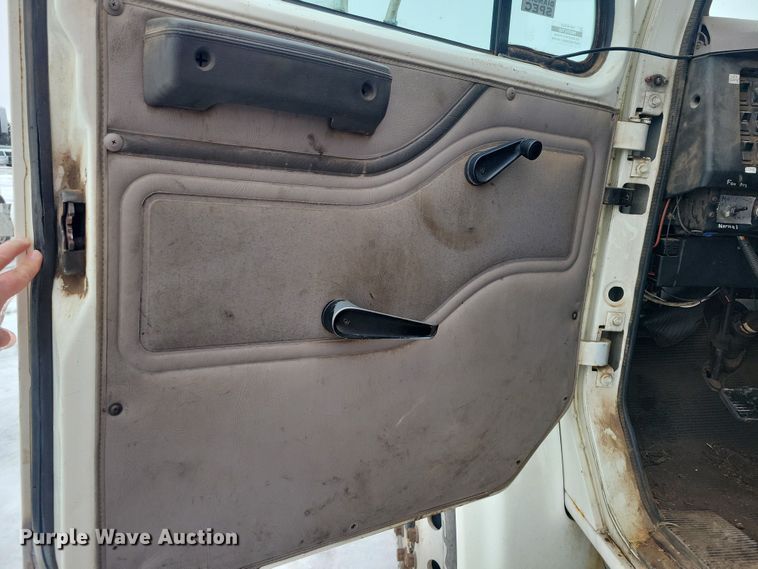 image for item YA1841 2002 International  4900 dump truck