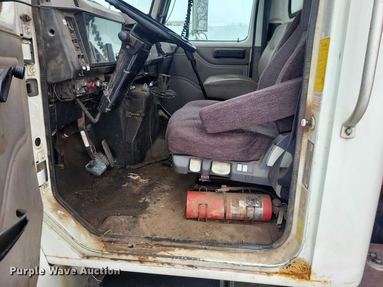 image for item YA1841 2002 International  4900 dump truck