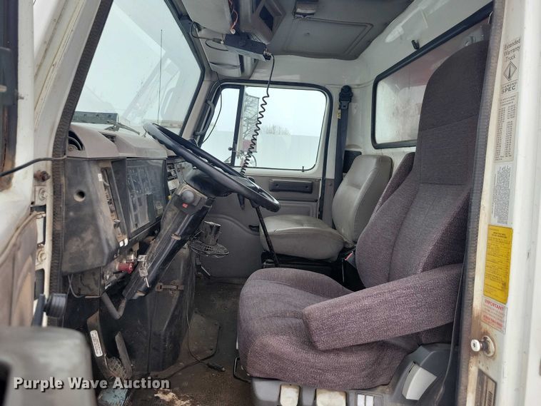 image for item YA1841 2002 International  4900 dump truck