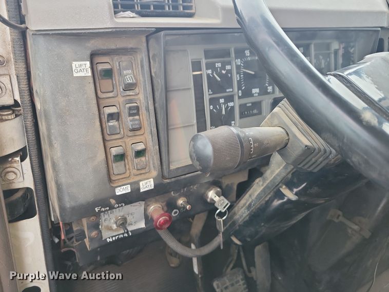 image for item YA1841 2002 International  4900 dump truck