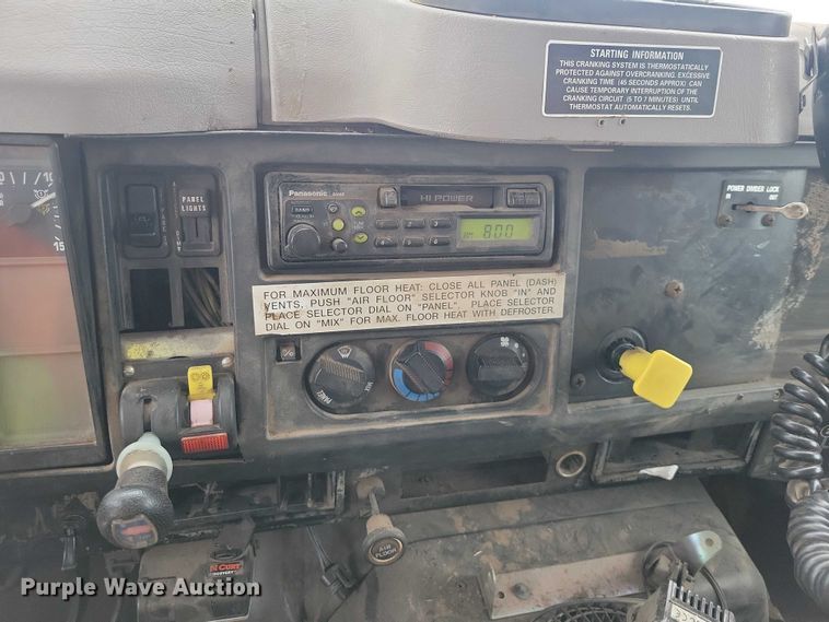 image for item YA1841 2002 International  4900 dump truck