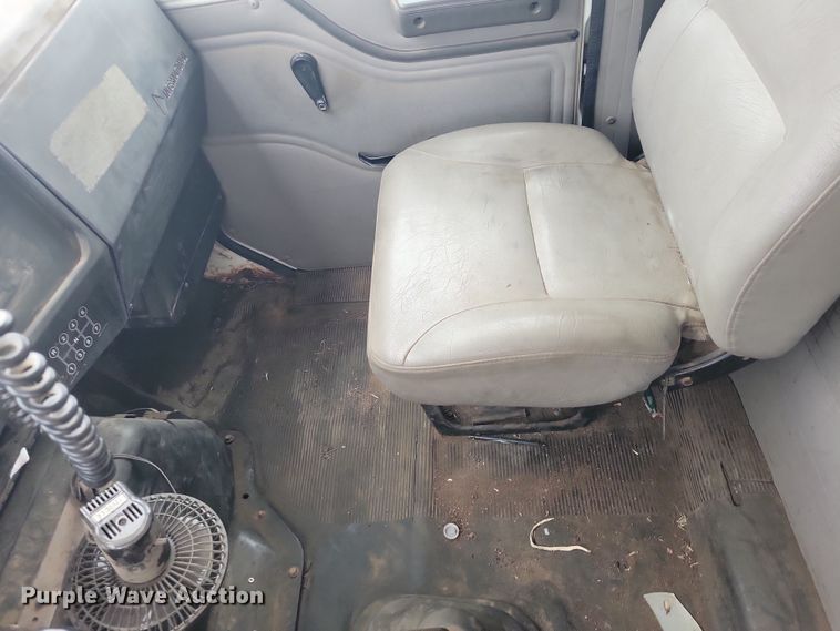 image for item YA1841 2002 International  4900 dump truck