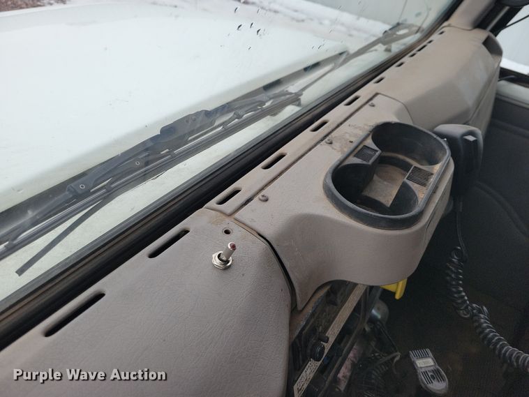 image for item YA1841 2002 International  4900 dump truck