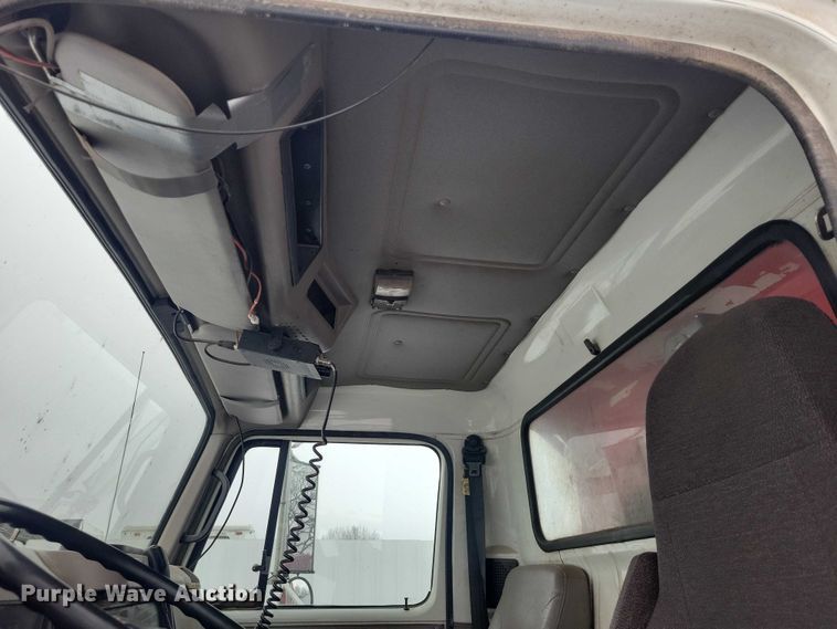 image for item YA1841 2002 International  4900 dump truck