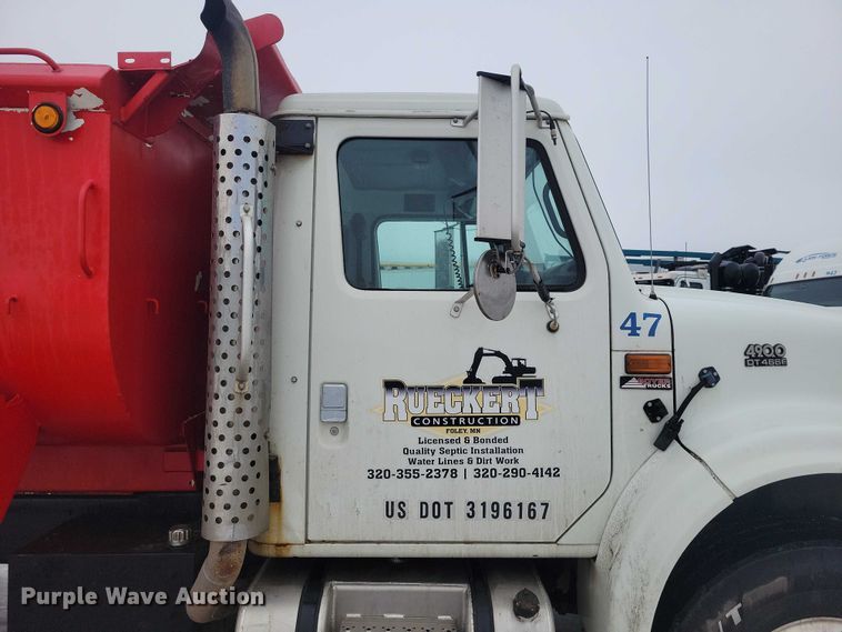 image for item YA1841 2002 International  4900 dump truck