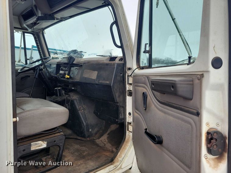 image for item YA1841 2002 International  4900 dump truck