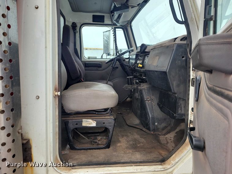 image for item YA1841 2002 International  4900 dump truck