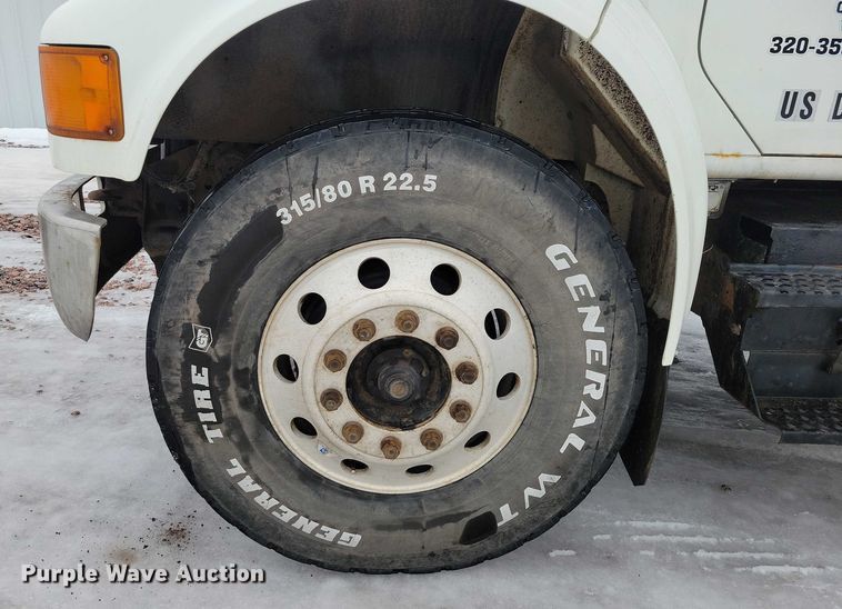 image for item YA1841 2002 International  4900 dump truck