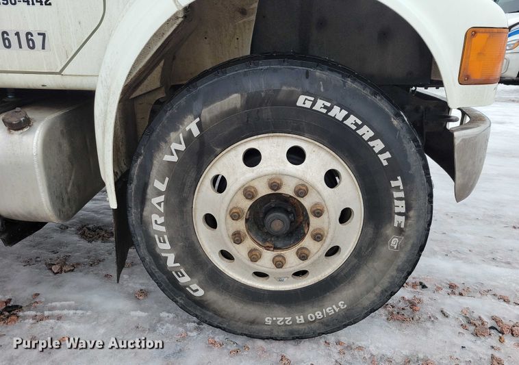 image for item YA1841 2002 International  4900 dump truck