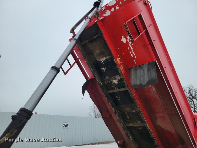 image for item YA1841 2002 International  4900 dump truck