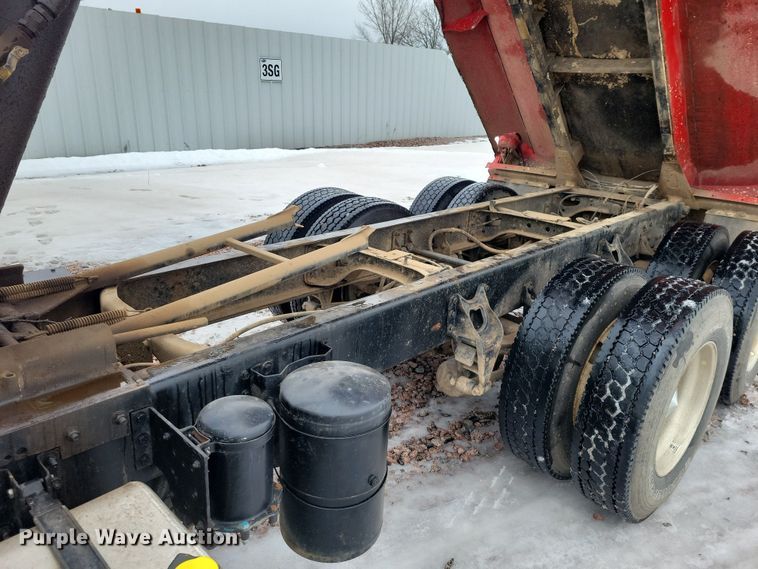 image for item YA1841 2002 International  4900 dump truck