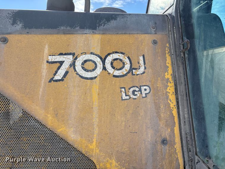 image for item YA2026 2006 John Deere 700J LGP dozer