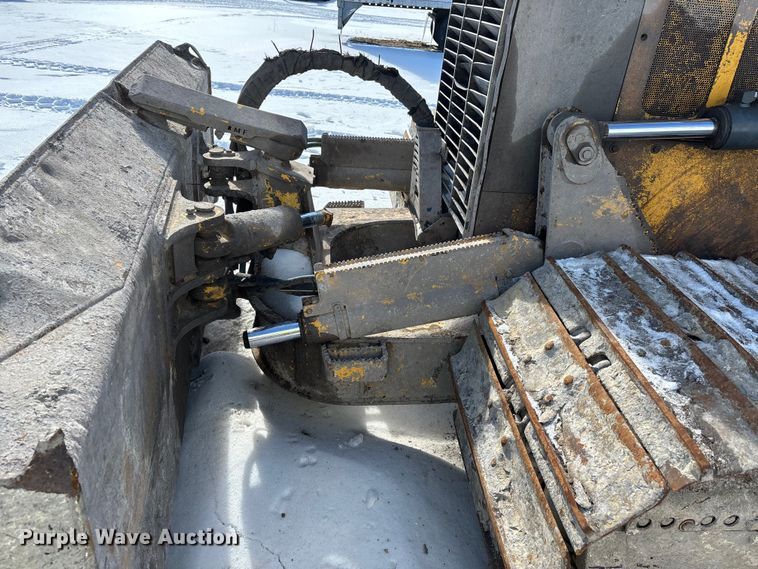 image for item YA2026 2006 John Deere 700J LGP dozer