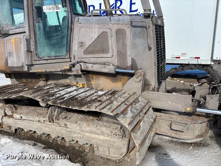 image for item YA2026 2006 John Deere 700J LGP dozer
