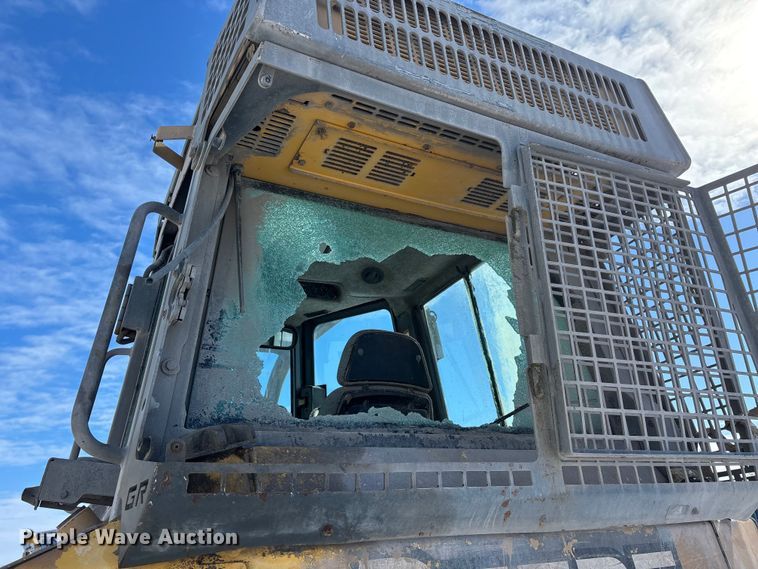 image for item YA2026 2006 John Deere 700J LGP dozer