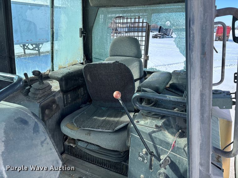 image for item YA2026 2006 John Deere 700J LGP dozer