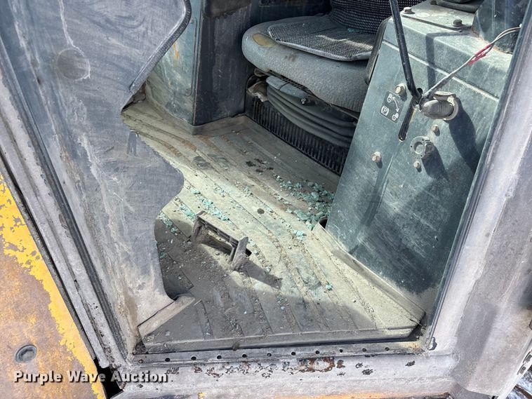 image for item YA2026 2006 John Deere 700J LGP dozer