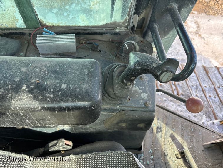 image for item YA2026 2006 John Deere 700J LGP dozer