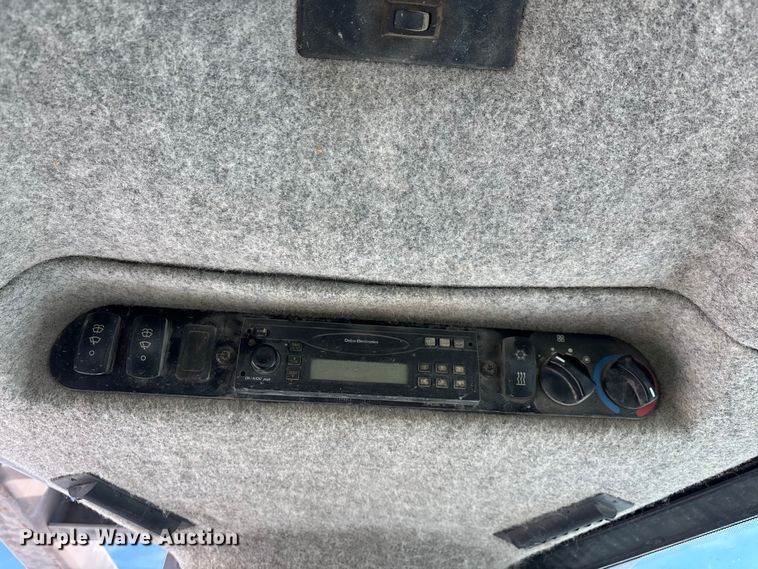 image for item YA2026 2006 John Deere 700J LGP dozer