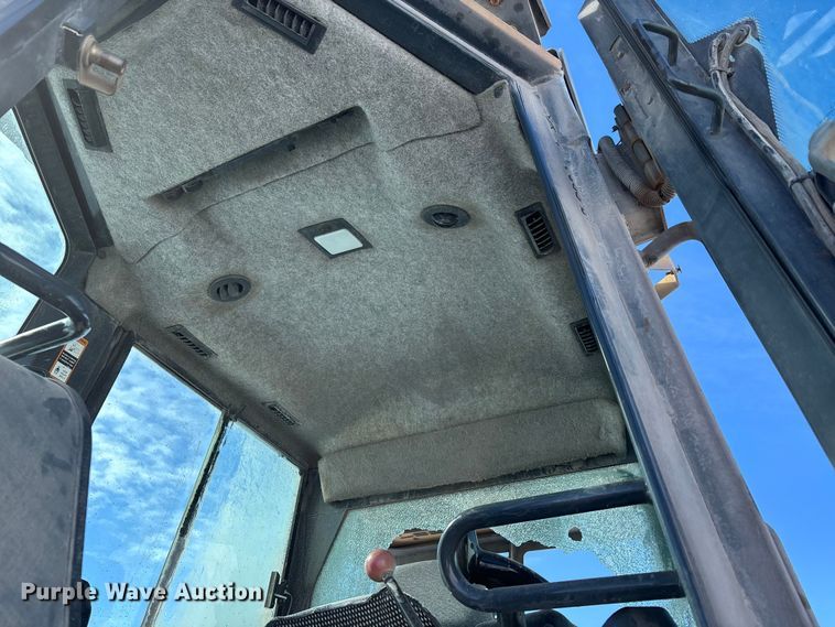 image for item YA2026 2006 John Deere 700J LGP dozer