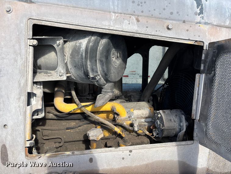 image for item YA2026 2006 John Deere 700J LGP dozer