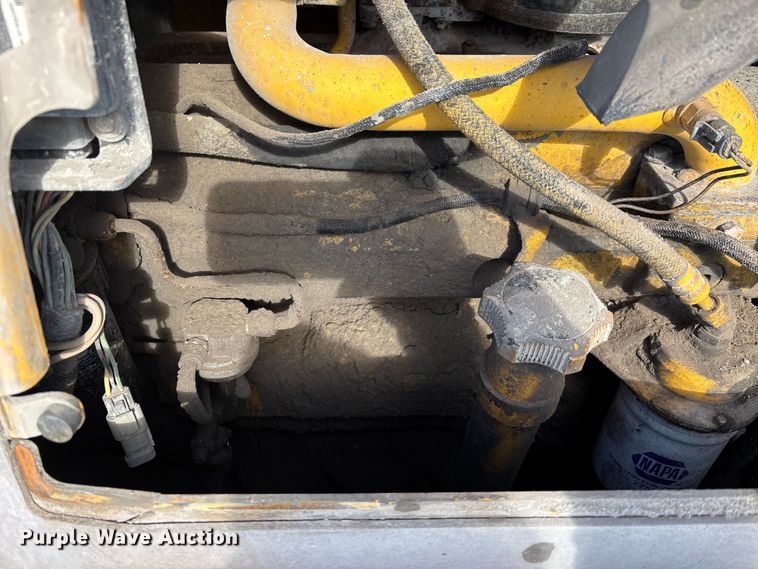 image for item YA2026 2006 John Deere 700J LGP dozer