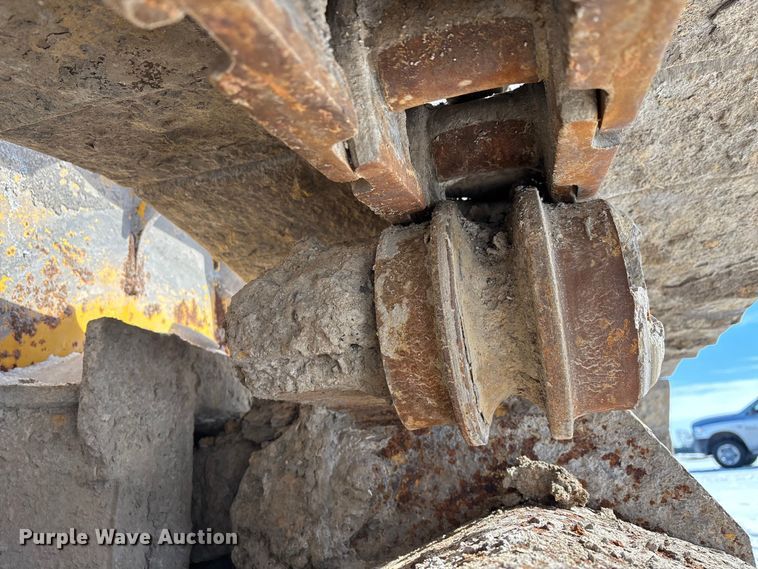 image for item YA2026 2006 John Deere 700J LGP dozer