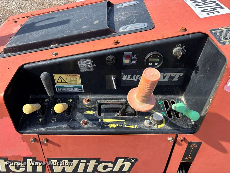 image for item YA2040 2015 Ditch Witch 410SX trencher