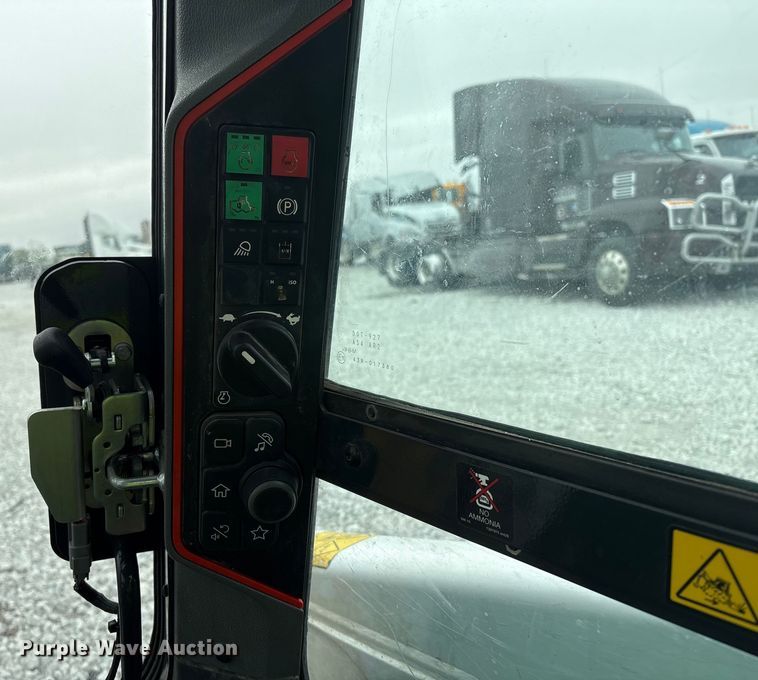 image for item YA2107 2023 Bobcat T86 R-Series tracked skid steer loader