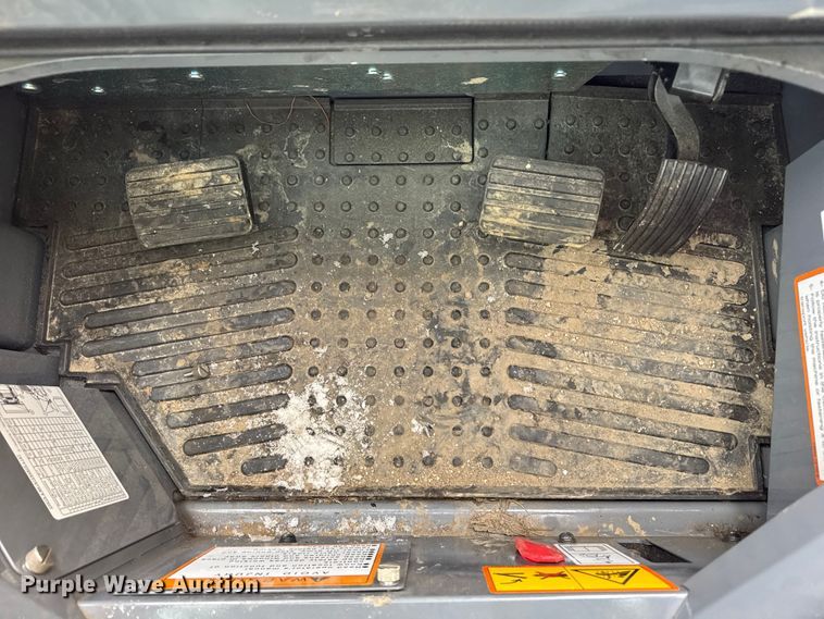 image for item YA2221 Takeuchi TL10V-2 tracked skid steer loader