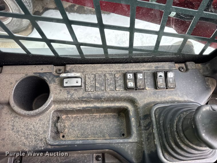 image for item YA2221 Takeuchi TL10V-2 tracked skid steer loader