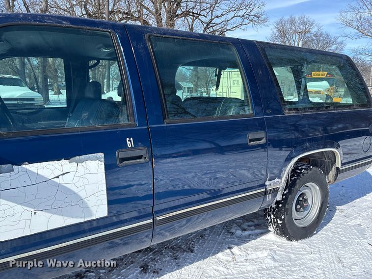 image for item DR2845 1999 GMC Suburban SUV