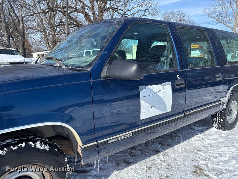 image for item DR2845 1999 GMC Suburban SUV