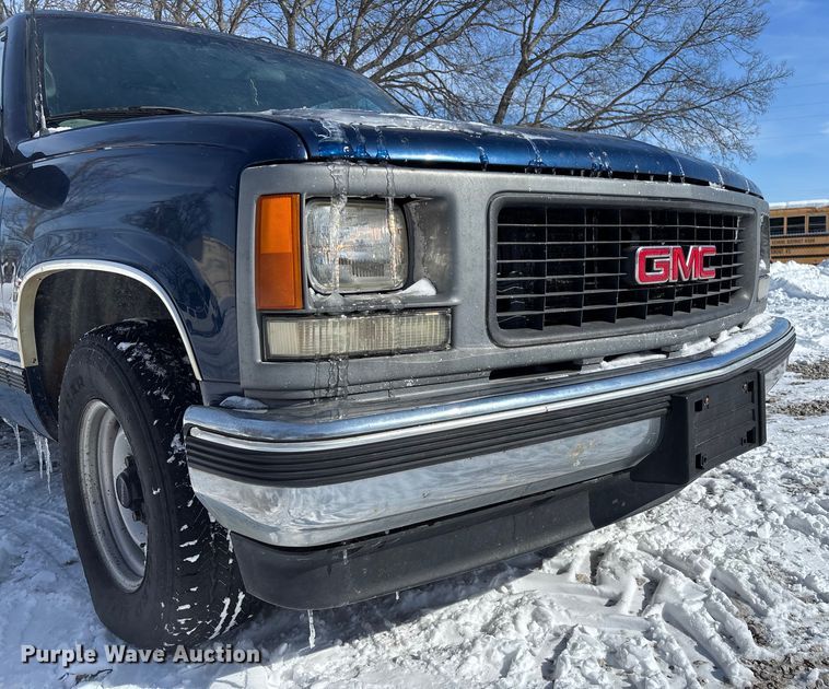 image for item DR2845 1999 GMC Suburban SUV
