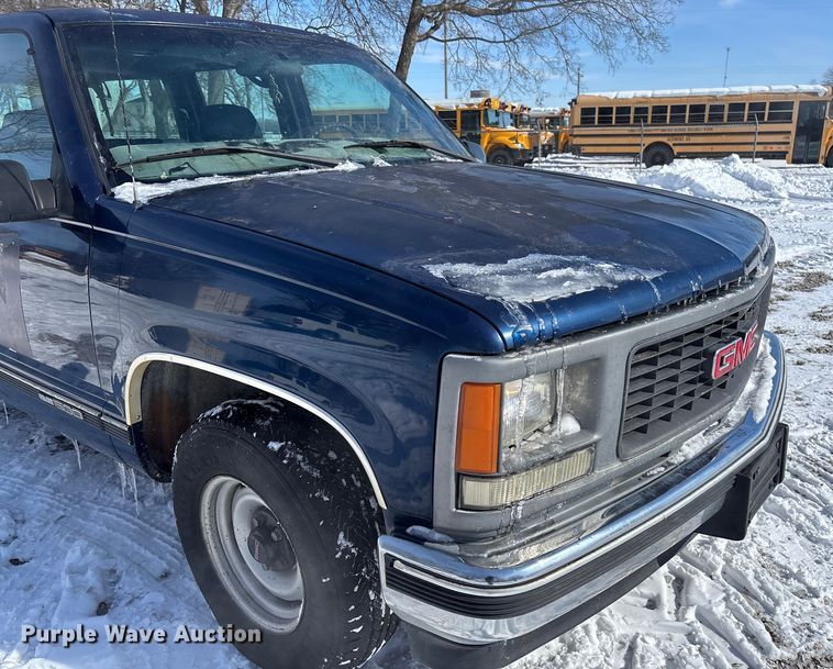 image for item DR2845 1999 GMC Suburban SUV