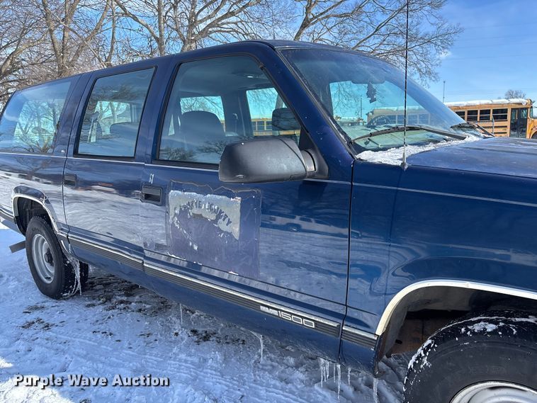 image for item DR2845 1999 GMC Suburban SUV